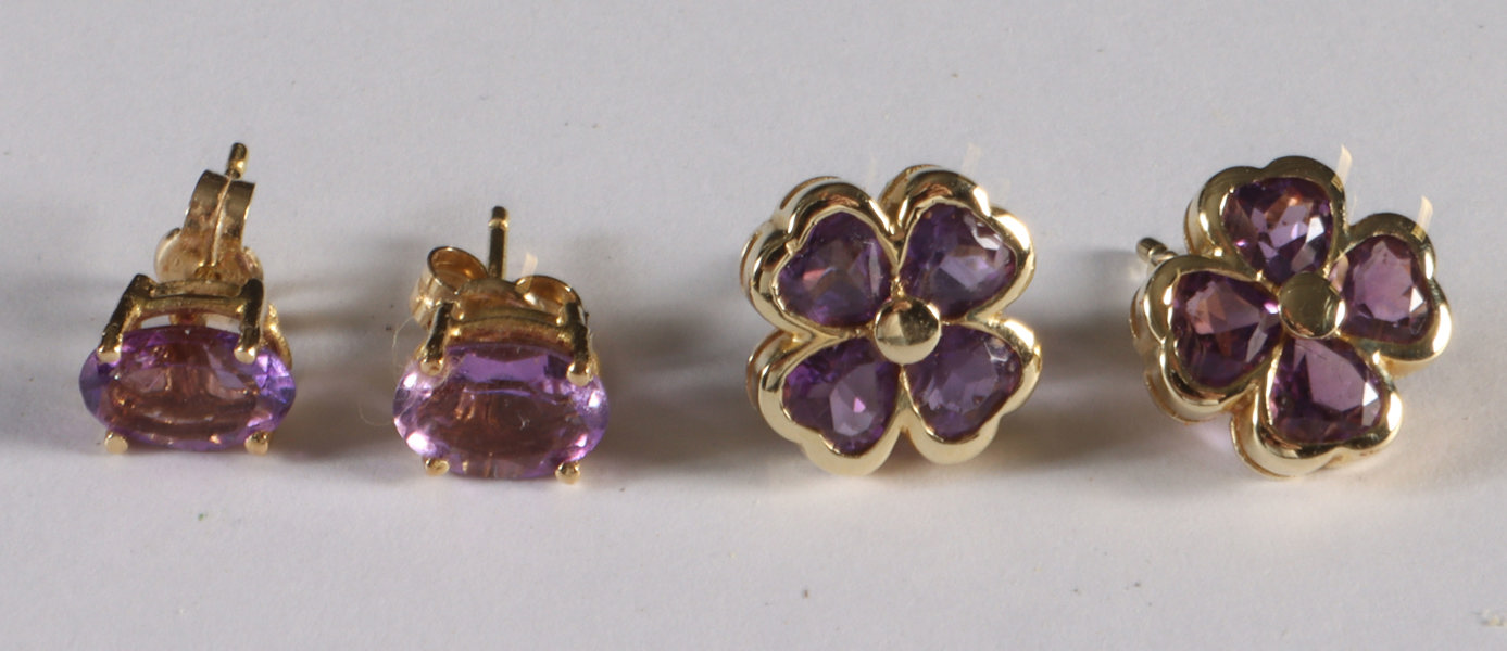 To par ørepynt i gull m/lilla stener.