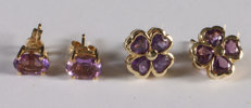 To par ørepynt i gull m/lilla stener.