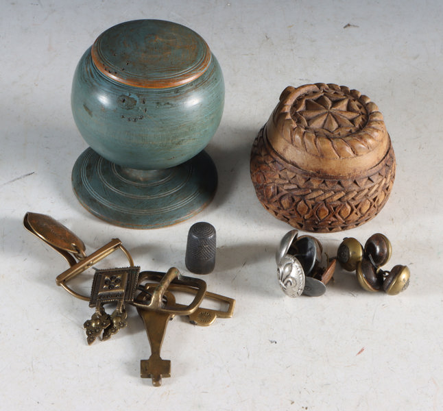 2 esker med div. knapper og beslag.