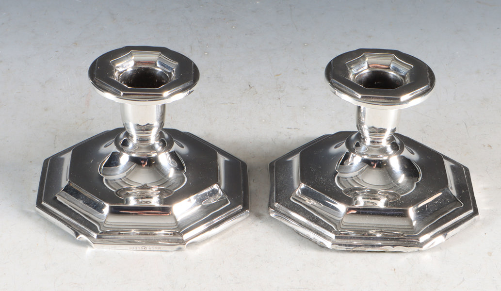Et par lysestaker i sølv