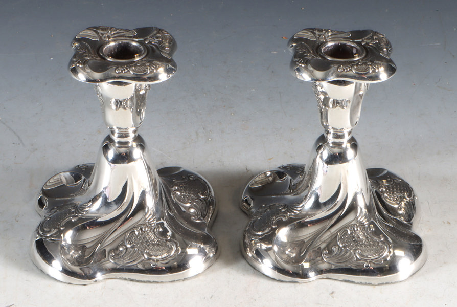 Et par lysestaker i sølv