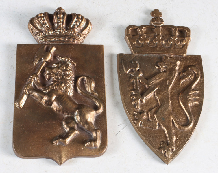 2 riksvåpen i bronse.