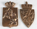 2 riksvåpen i bronse.