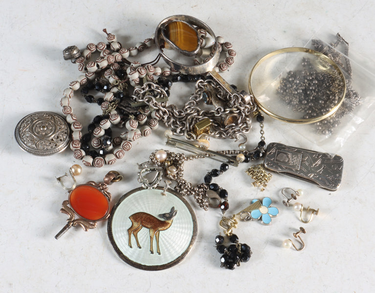 Pose div. smykker m.m. Bl.a. gull og sølv.