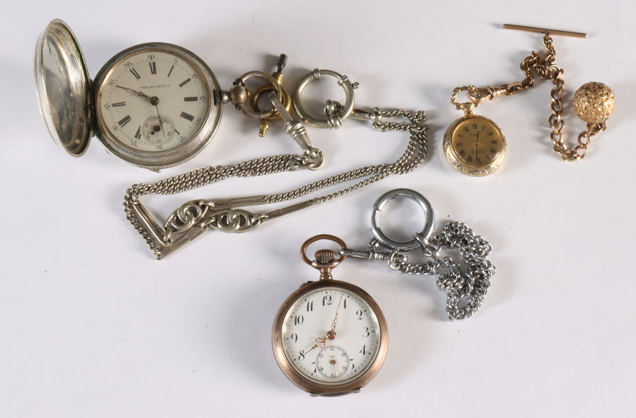 3 små lommeur, bl.a. i sølv.