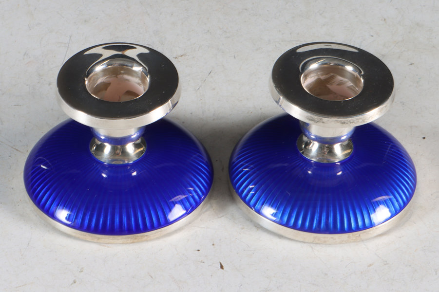 Et par lysestaker i sølv og emalje, Thune.