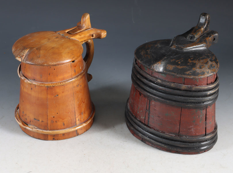 2 krus med lokk i tre, 1800 t.