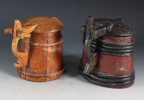 2 krus med lokk i tre, 1800 t.