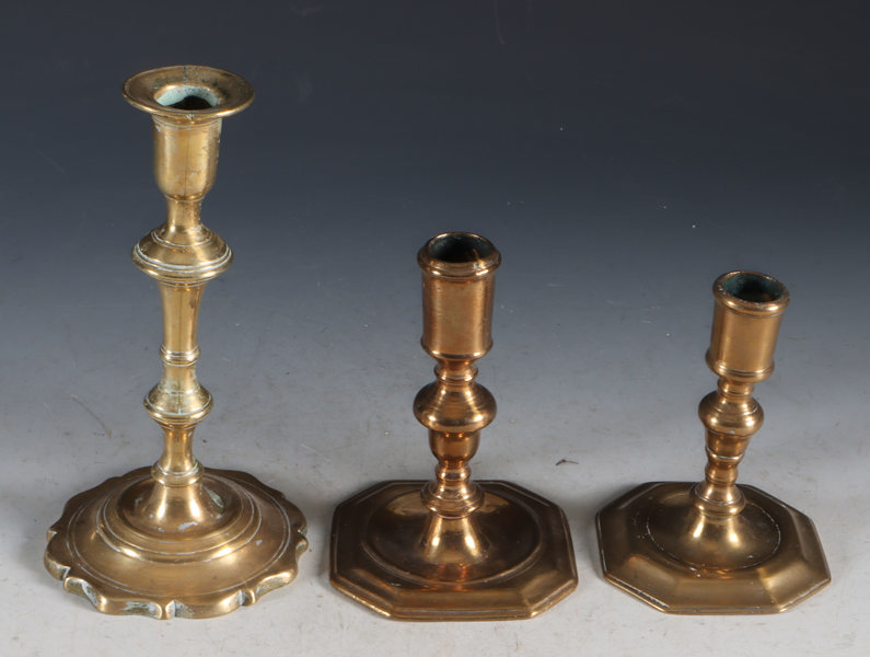 3 lysestaker i messing/bronse, 1700 tallet.