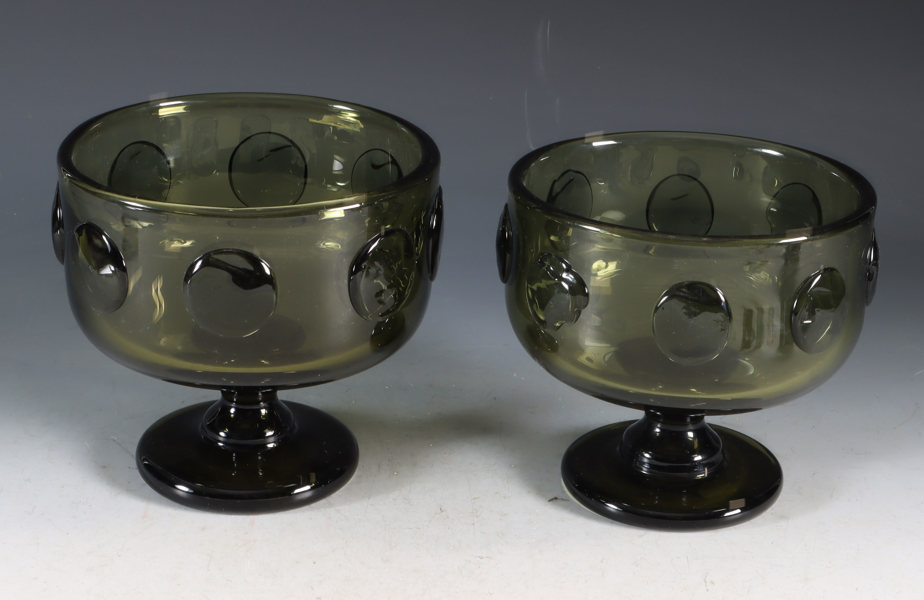 Et par stettboller i glass, Hadeland.