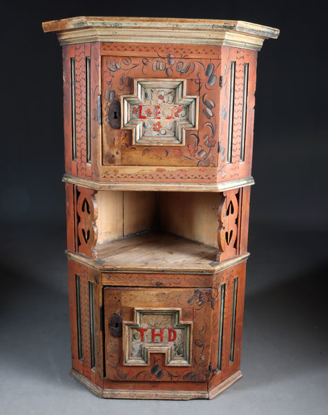 Rosemalt hjørneskap, Telemark 17/1800 t.