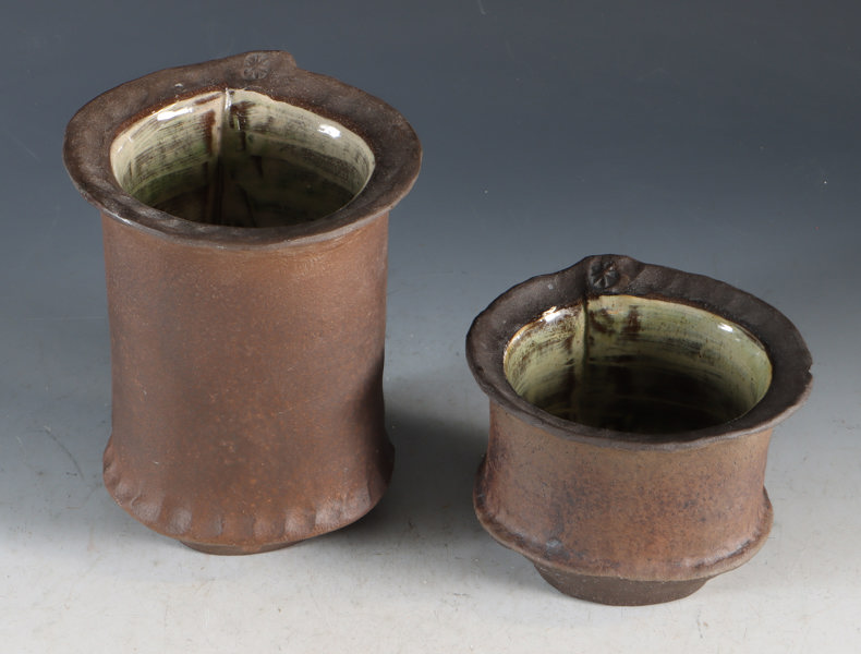 Et par vaser i keramikk, Rolf Hansen.