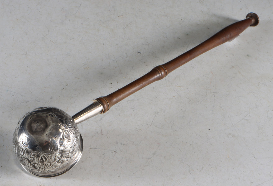 Punsjøse i sølv med trehåndtak, 1800 t.