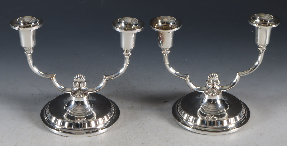 Et par toarmede lysestaker i sølv.
