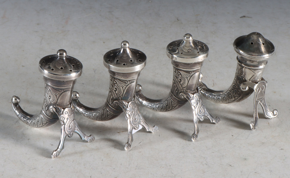 4 saltdrysser i sølv.