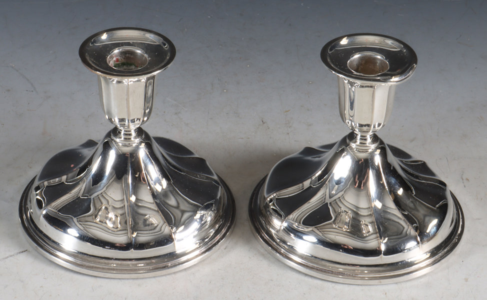 Et par lysestaker i sølv.