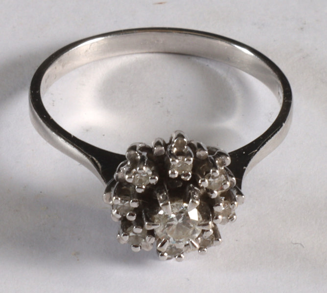 Ring i hvitt gull med 9 diamanter.