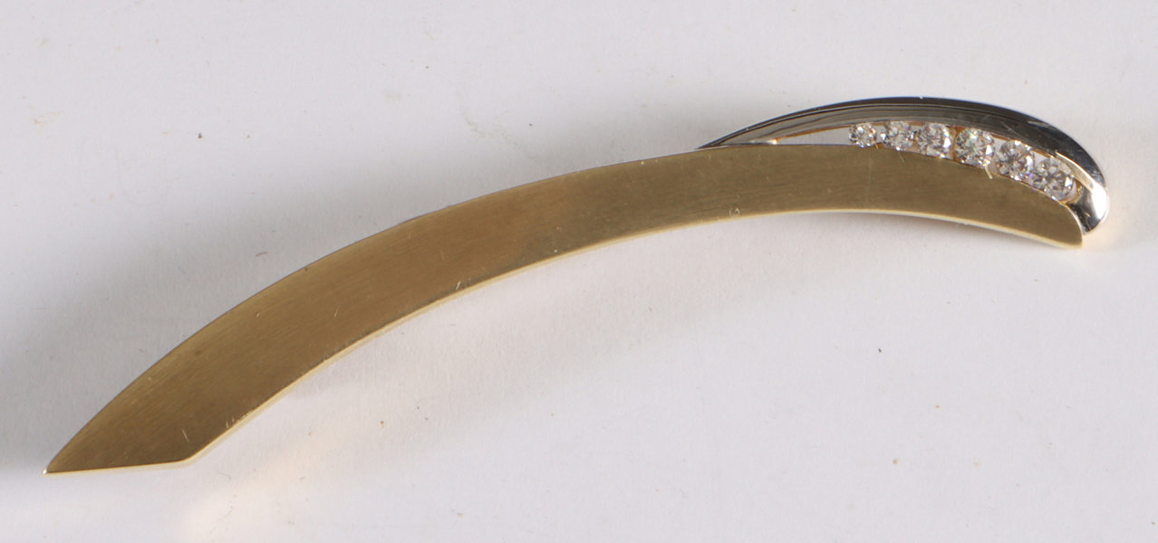 Nål i gull med diamanter.