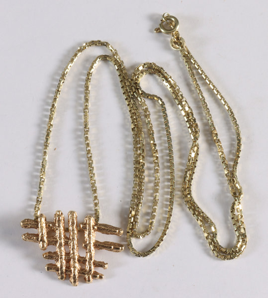 Kjede med anheng i gull.