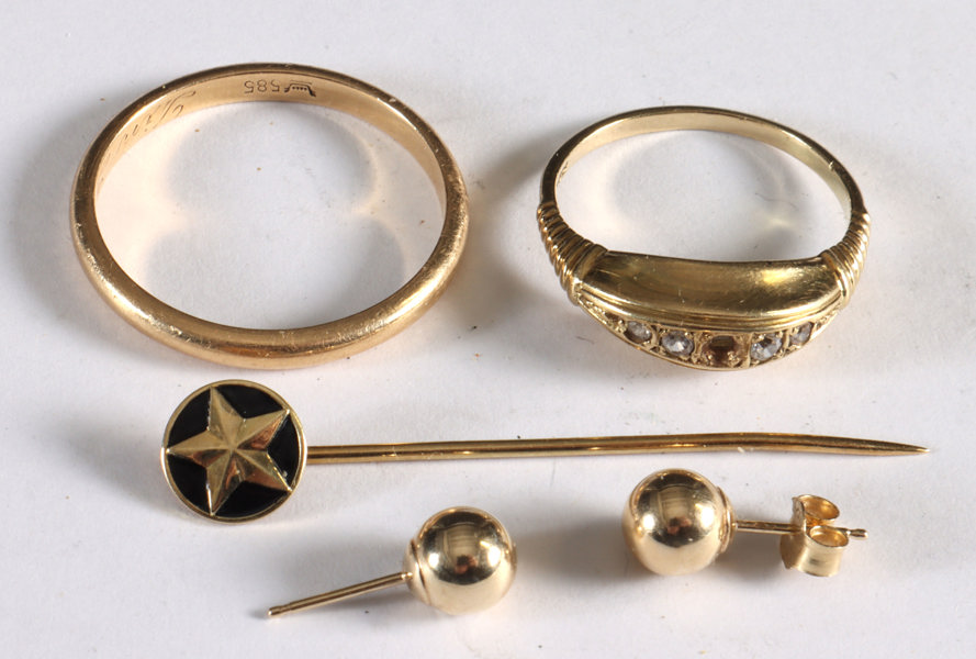 2 ringer, ørestikker og nål. Gull.