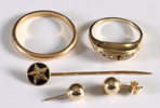 2 ringer, ørestikker og nål. Gull.