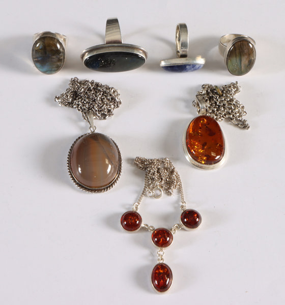 Pose med diverse smykker i sølv.