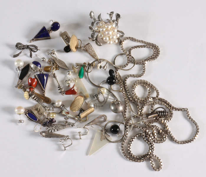 Pose med diverse smykker i sølv.