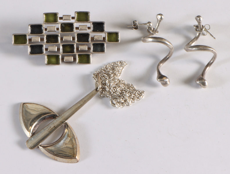 Nål, kjede og ørepynt i sølv.