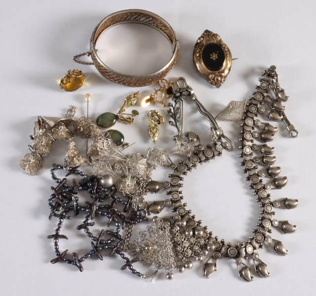 Pose diverse smykker.