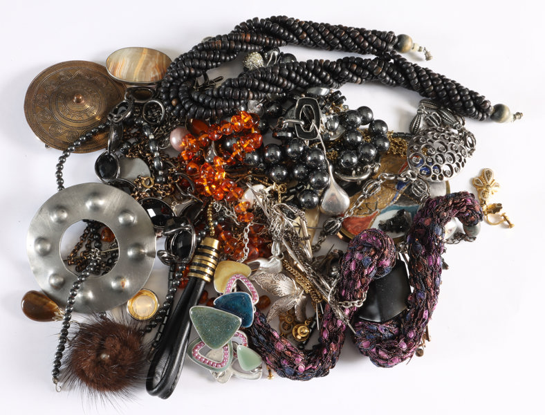 Pose diverse smykker.