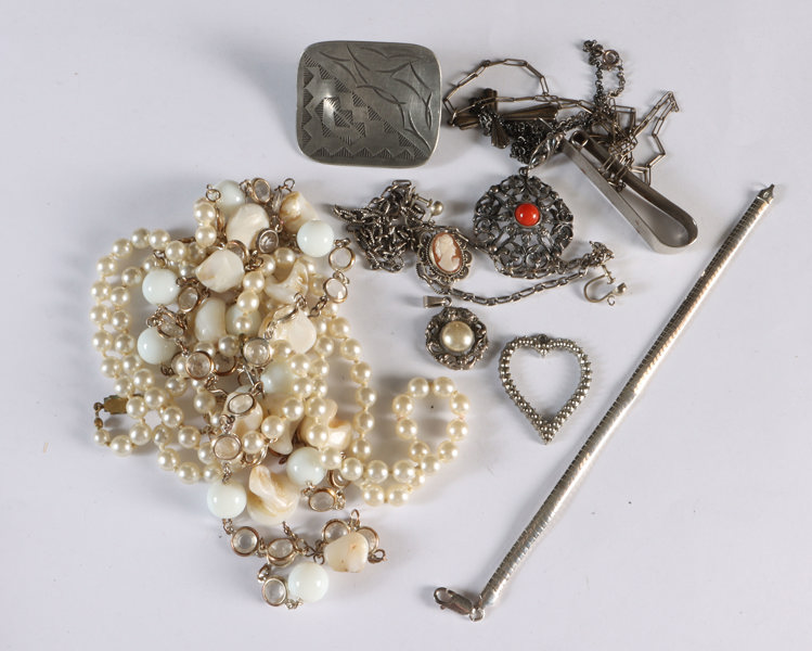 Liten lot smykker, bl.a. i sølv.