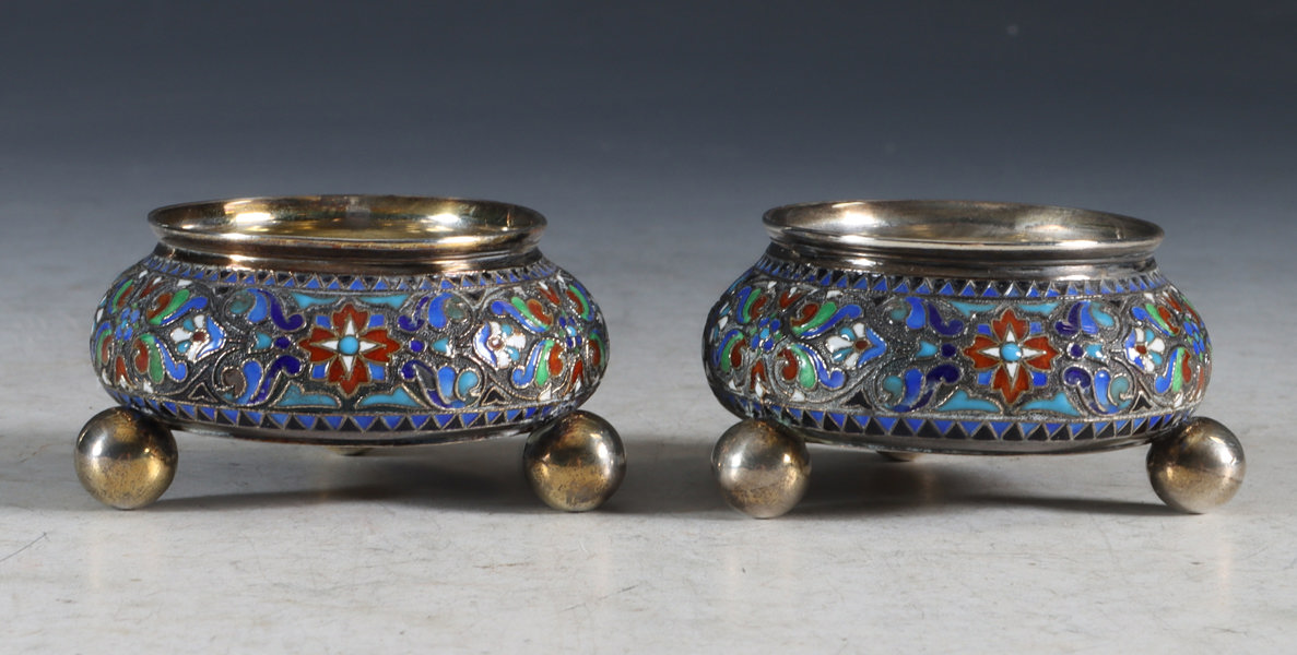 Et par saltkar, sølv og emalje. David-Andersen.