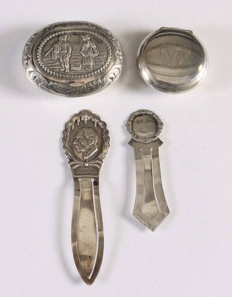 2 snusbokser og 2 bokmerker, sølv.