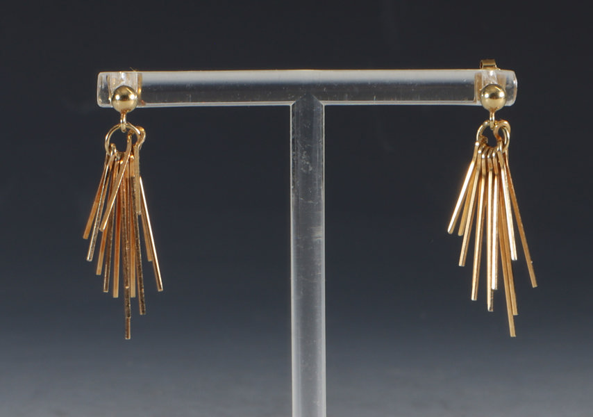 Et par ørepynt i gull.