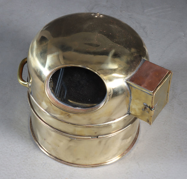 Kompasshus i messing.