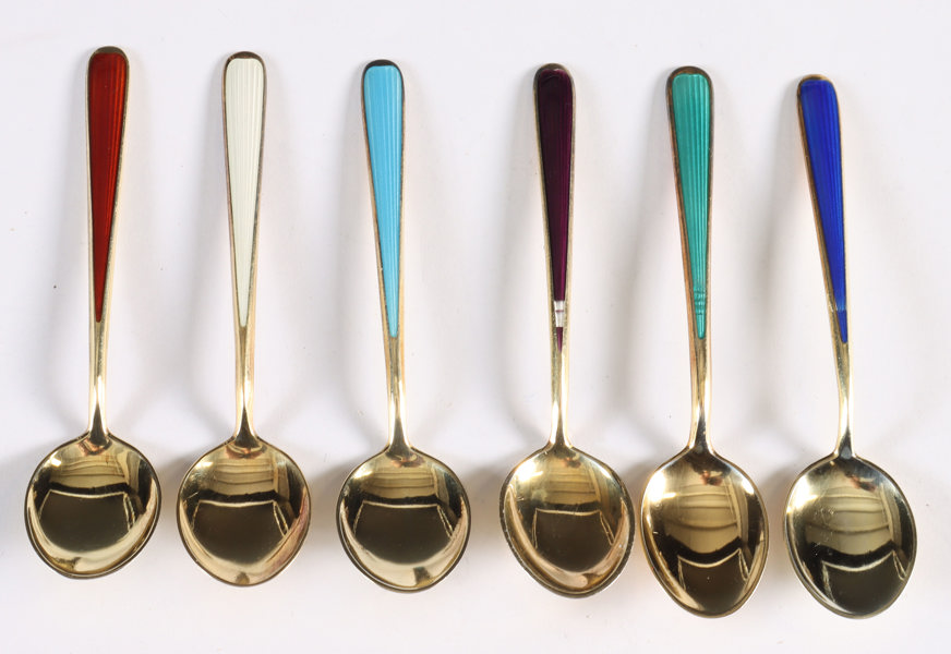 6 teskjeer, sølv og emalje.