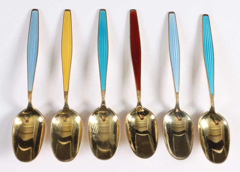 6 skjeer, sølv og emalje.