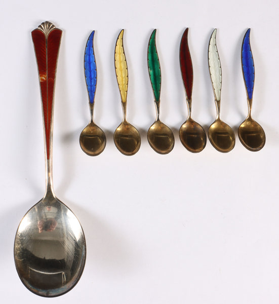 7 deler bestikk, sølv og emalje.