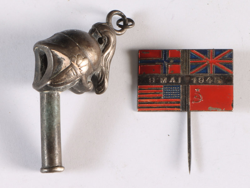 Nål 1945 og fløyte.