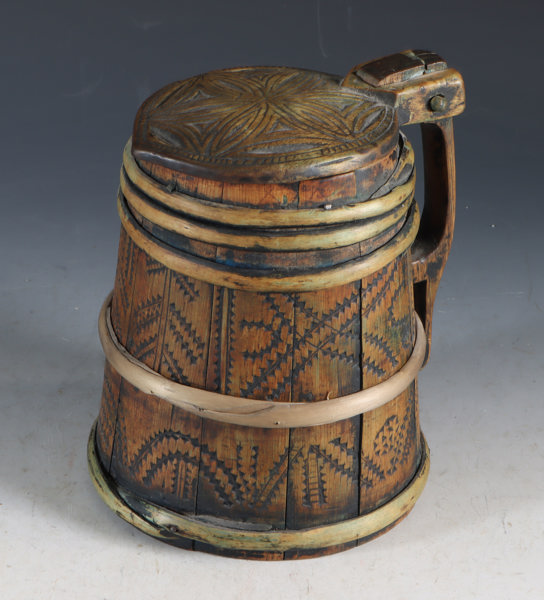 Utskåret krus i tre, 1866