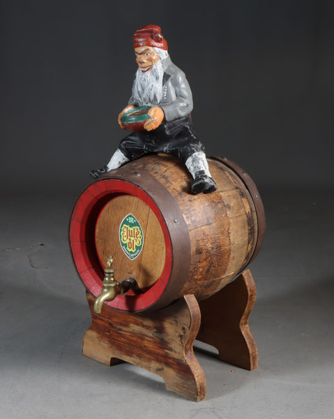 Øltønne med nisse i metall.