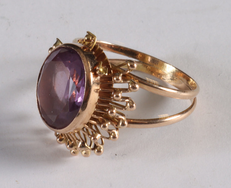 Ring i gull m/lilla sten.