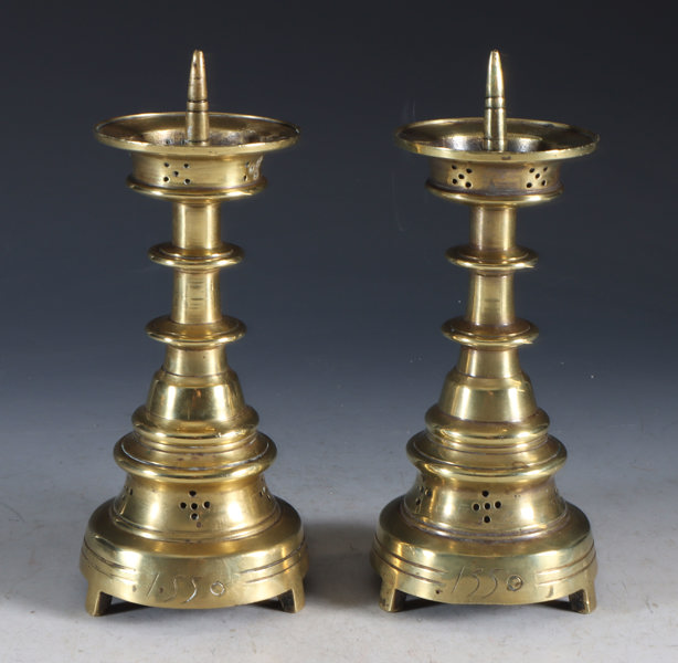 Et par lysestaker i messing