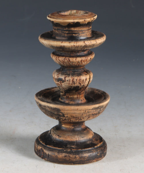 Liten lysestake i tre, 1800 t.