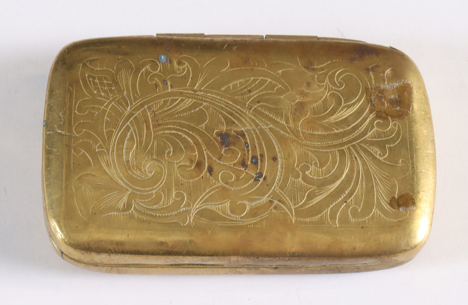 Gravert snuseske i messing, 1800 t.