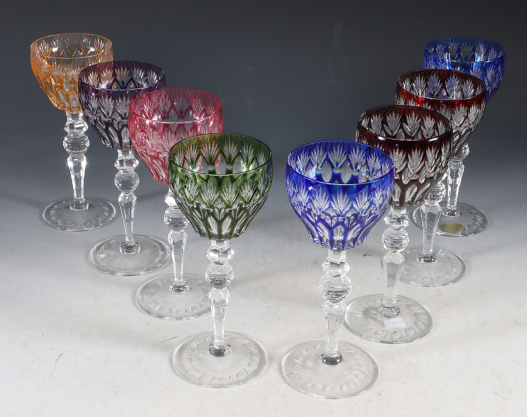 8 vinglass med farget klokke.