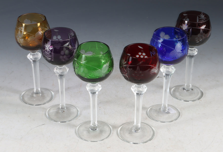 6 likørglass med farget klokke.