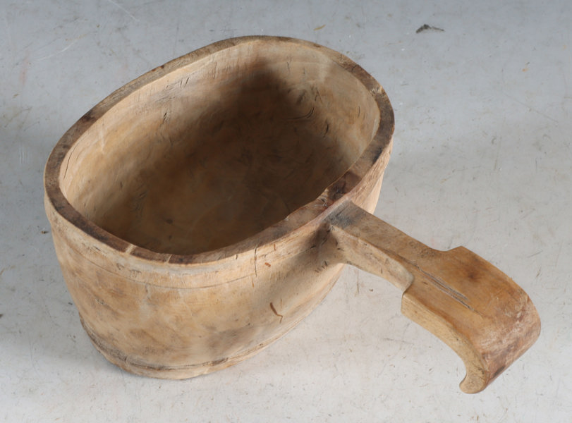 Liten utskåret trehvit øse, 1800 t.