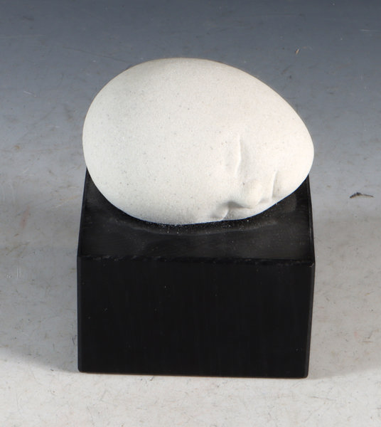 Lite hode i stein, Belgia.