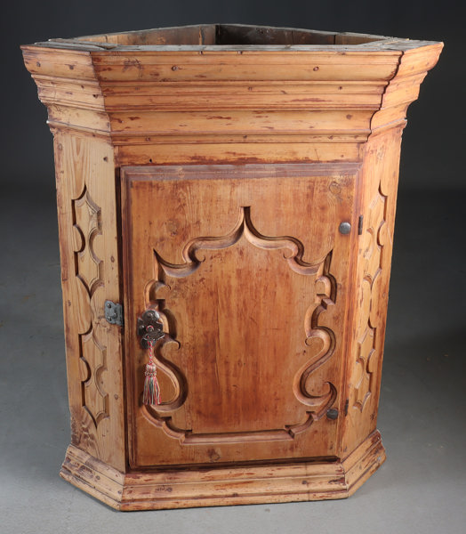 Trehvitt hjørnehengeskap, 17/1800 t.